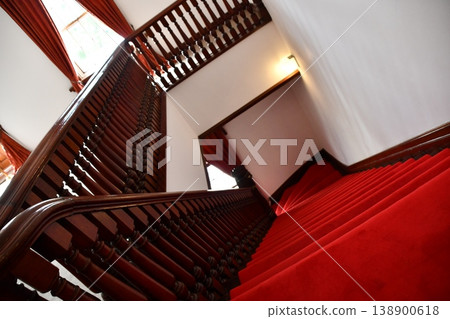 紅色樓梯 138900618