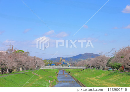 天空、山脈、河流和櫻花 天空、山脈、河流和櫻花 138900746