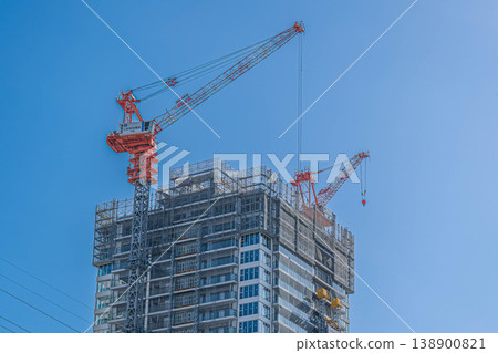 A tower crane soars into the blue sky, and a construction site for a high-rise building (Leafia Tower Ebina) A tower crane soars into the blue sky, and a construction site for a high-rise building (Leafia Tower Ebina) 138900821