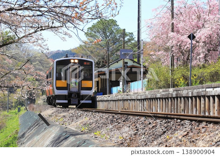 水軍線：“春季的JR山津里山站，列車停靠該站” 138900904