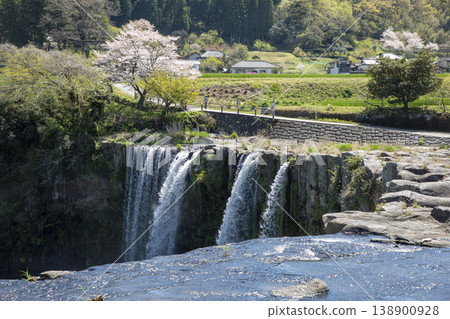 大分縣豐後小野原尻瀑布的景色 大分縣豐後小野原尻瀑布的景色 138900928