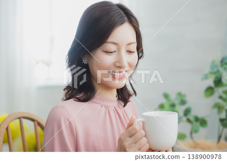 Middle-aged woman holding a mug 138900978