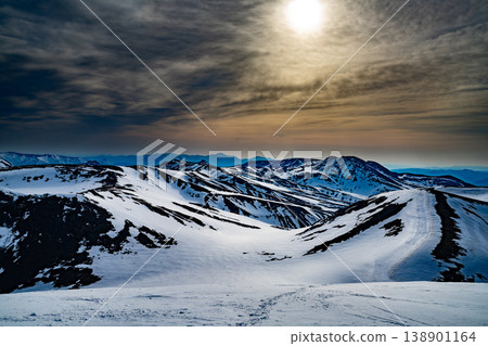 北海道冬日:月光與金色地平線-雪山夜景。這壯麗的景色展現了北海道的自然之美。白雪皚皚的山峰在月光下熠熠生輝,與湛藍的天空交相輝映。 北海道冬日:月光與金色地平線-雪山夜景。這壯麗的景色展現了北海道的自然之美。白雪皚皚的山峰在月光下熠熠生輝,與湛藍的天空交相輝映。 138901164