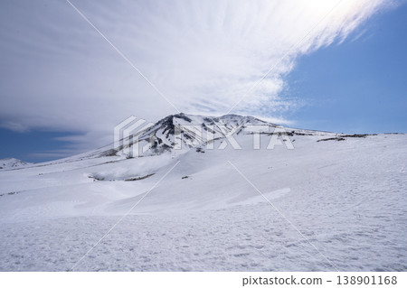 冬日的北海道,一座圓錐形的雪山聳立在蔚藍的天空下,構成了一幅令人嘆為觀止的景象,展現了北海道壯麗的自然風光。皚皚的雪峰在湛藍的天空映襯下熠熠生輝。 冬日的北海道,一座圓錐形的雪山聳立在蔚藍的天空下,構成了一幅令人嘆為觀止的景象,展現了北海道壯麗的自然風光。皚皚的雪峰在湛藍的天空映襯下熠熠生輝。 138901168