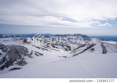 北海道冬季:變幻莫測的雲層和白雪皚皚的山峰,構成了一幅壯麗的景象,展現了北海道雄偉的自然風光。皚皚雪峰在湛藍天空的映襯下,閃耀著銀裝素裹的光芒。 北海道冬季:變幻莫測的雲層和白雪皚皚的山峰,構成了一幅壯麗的景象,展現了北海道雄偉的自然風光。皚皚雪峰在湛藍天空的映襯下,閃耀著銀裝素裹的光芒。 138901177