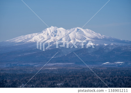 冬季的北海道,在湛藍的天空下,雄偉的雪山和廣闊的原始森林綿延不絕,構成了一幅令人嘆為觀止的壯麗景色。 冬季的北海道,在湛藍的天空下,雄偉的雪山和廣闊的原始森林綿延不絕,構成了一幅令人嘆為觀止的壯麗景色。 138901211