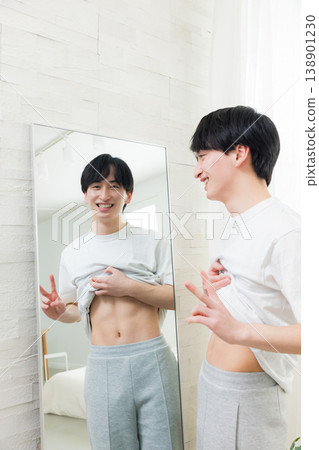 一張年輕男子節食的照片 一張年輕男子節食的照片 138901230