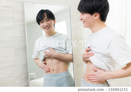 一張年輕男子節食的照片 138901231