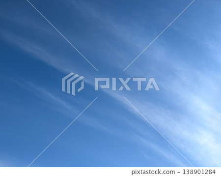 漂浮在藍天上的雲彩 漂浮在藍天上的雲彩 138901284