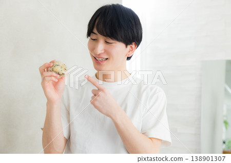 一張年輕男子節食的照片 138901307