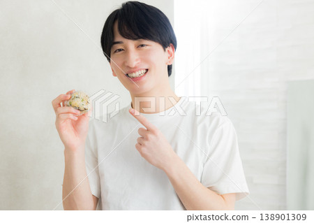 一張年輕男子節食的照片 一張年輕男子節食的照片 138901309