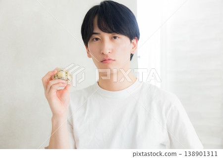 一張年輕男子節食的照片 138901311