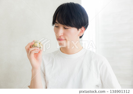 一張年輕男子節食的照片 一張年輕男子節食的照片 138901312