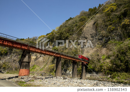大分縣豐後小野市岩戶的景色,以及寶肥本線上的柴油機車。 大分縣豐後小野市岩戶的景色,以及寶肥本線上的柴油機車。 138902343