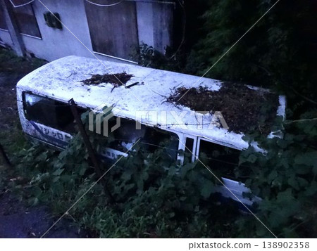 天黑前,一輛被遺棄且破敗不堪的汽車 天黑前,一輛被遺棄且破敗不堪的汽車 138902358