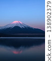 清晨，倒映在山中湖的紅色富士山令人嘆為觀止。 138902379