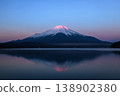 清晨，倒映在山中湖的紅色富士山令人嘆為觀止。 138902380