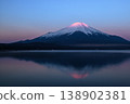 清晨，倒映在山中湖的紅色富士山令人嘆為觀止。 138902381