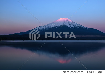 清晨,倒映在山中湖的紅色富士山令人嘆為觀止。 清晨,倒映在山中湖的紅色富士山令人嘆為觀止。 138902381