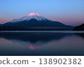 清晨，倒映在山中湖的紅色富士山令人嘆為觀止。 138902382