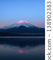 清晨，倒映在山中湖的紅色富士山令人嘆為觀止。 138902383