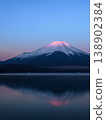 清晨，倒映在山中湖的紅色富士山令人嘆為觀止。 138902384
