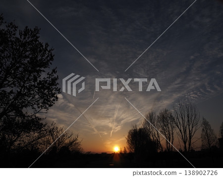 夕陽西下，天空和落日 138902726