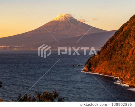 秋末時節，從西伊豆眺望富士山，夕陽映照著它的美景。 138902856