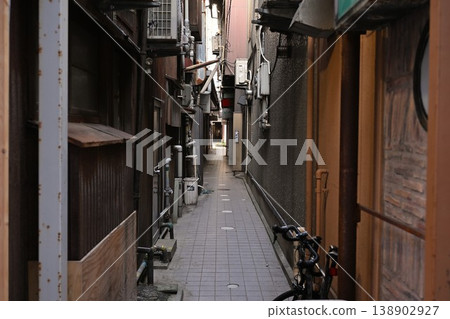 新潟市中央區古町小巷內的景象(新潟縣新潟市中央區) 新潟市中央區古町小巷內的景象(新潟縣新潟市中央區) 138902927