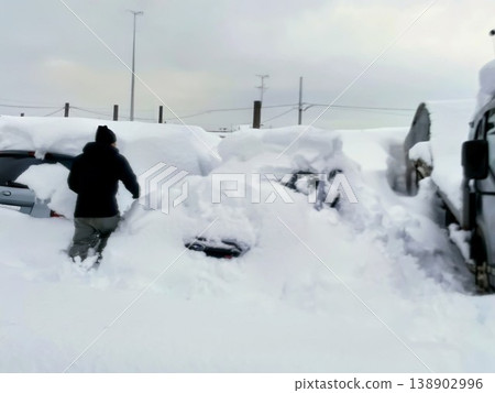突如其來的暴雪，停車場正在進行除雪作業。 138902996