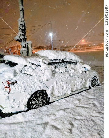 四月驚喜！我心愛的車被雪覆蓋的側面照。 138902997