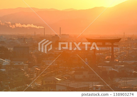 清晨的陽光照亮了彌彥大鳥居及其周圍的城鎮景觀(新潟縣彌彥村) 清晨的陽光照亮了彌彥大鳥居及其周圍的城鎮景觀(新潟縣彌彥村) 138903274