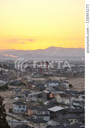 The Yahiko Grand Torii gate and the surrounding townscape illuminated by the morning sun (Yahiko Village, Niigata Prefecture) The Yahiko Grand Torii gate and the surrounding townscape illuminated by the morning sun (Yahiko Village, Niigata Prefecture) 138903275