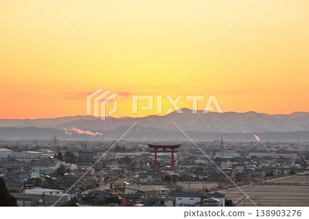 清晨的陽光照亮了彌彥大鳥居及其周圍的城鎮景觀（新潟縣彌彥村） 138903276