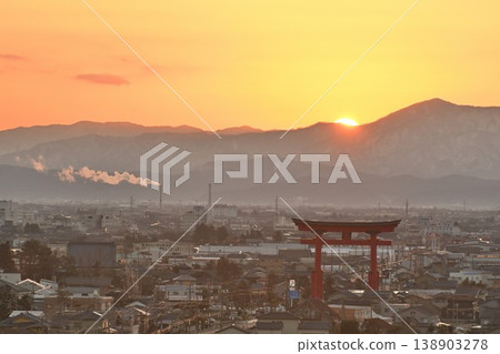 清晨的陽光照亮了彌彥大鳥居及其周圍的城鎮景觀(新潟縣彌彥村) 清晨的陽光照亮了彌彥大鳥居及其周圍的城鎮景觀(新潟縣彌彥村) 138903278