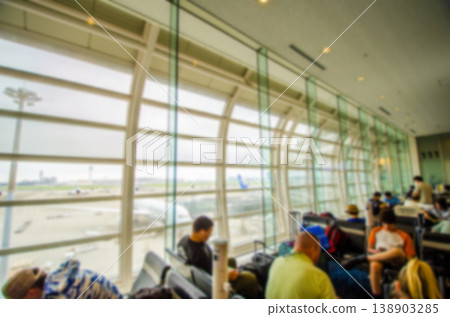 機場：候機人員坐在登機口周圍的座位上（影像模糊） 138903285
