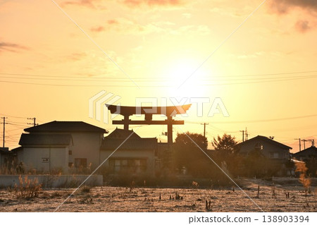 漂浮在金色天空中的彌彥大鳥居(新潟縣彌彥村) 漂浮在金色天空中的彌彥大鳥居(新潟縣彌彥村) 138903394