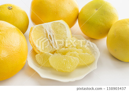 蜜瓜:盛在盤子裡的多汁果肉和水果。 蜜瓜:盛在盤子裡的多汁果肉和水果。 138903437
