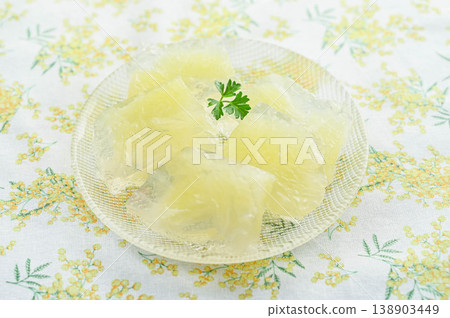 透明的自製水果果凍,裡面有蜜橘果肉。 透明的自製水果果凍,裡面有蜜橘果肉。 138903449