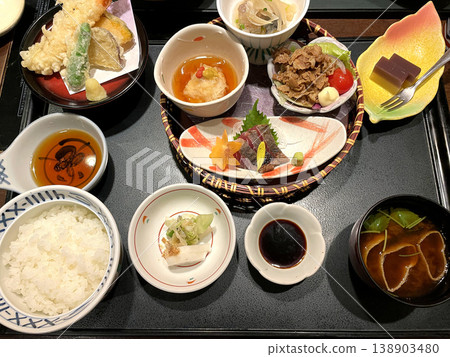 日式套餐－懷石料理套餐，含刺身和天婦羅－俯視圖 138903480