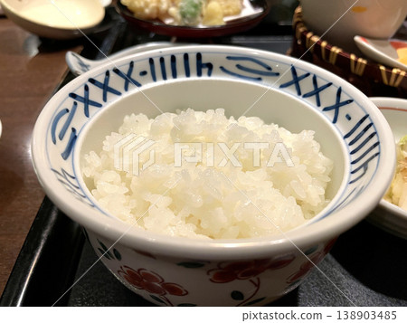 新鮮煮熟的白米飯－光澤亮麗的米飯盛在瓷碗中。 138903485