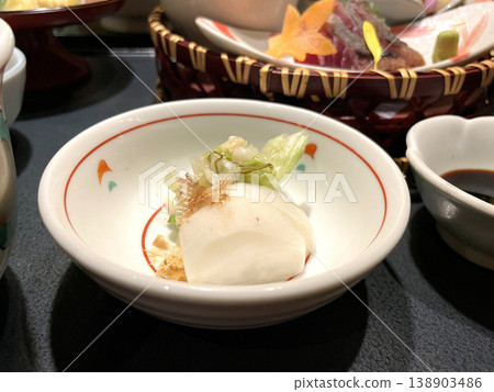 醃白蘿蔔和高麗菜（komono）－盛於小碟中，上面撒上鰹魚片。 138903486