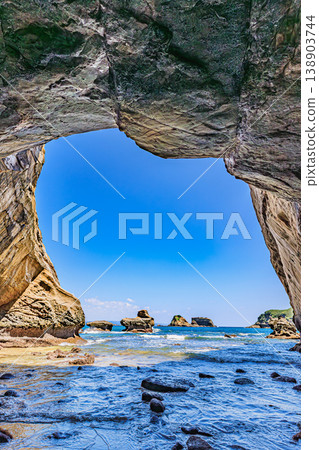 Coastal scenery of Tanegashima Island as seen from inside the Senza-no-Iwaya cave. Coastal scenery of Tanegashima Island as seen from inside the Senza-no-Iwaya cave. 138903744
