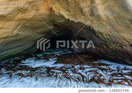 種子島千座岩屋海蝕洞內的神秘景色。 種子島千座岩屋海蝕洞內的神秘景色。 138903748
