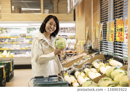 Women shopping at supermarkets Women shopping at supermarkets 138903922