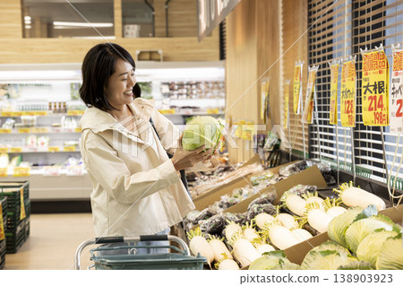 婦女在超市購物 138903923