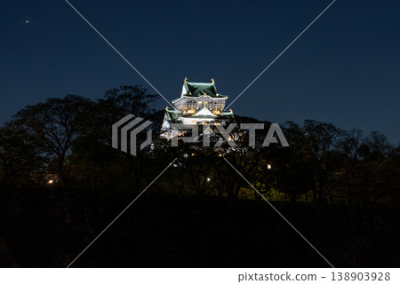 大阪城夜幕降臨，燈光璀璨。 138903928