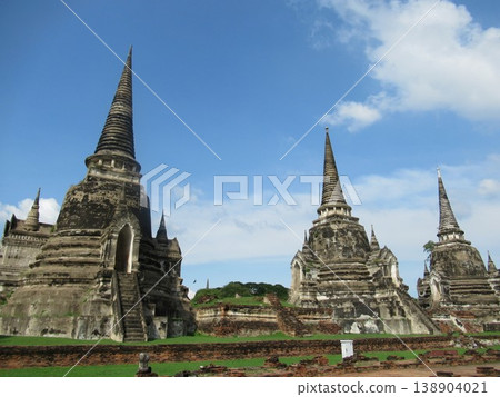 Triple stupa towering over Wat Phra Si Sanphet Triple stupa towering over Wat Phra Si Sanphet 138904021