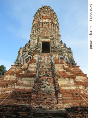 A stupa towering in the center of Wat Chaiwatthanaram A stupa towering in the center of Wat Chaiwatthanaram 138904025