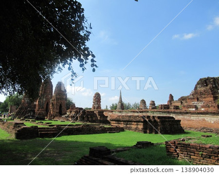 A view of Wat Mahathat in Ayutthaya Historical Park. 138904030